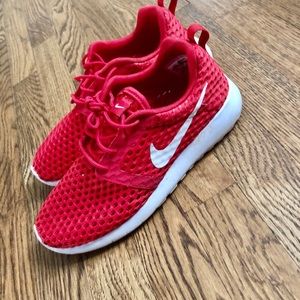 Nike perforated red sneaker roshe one women